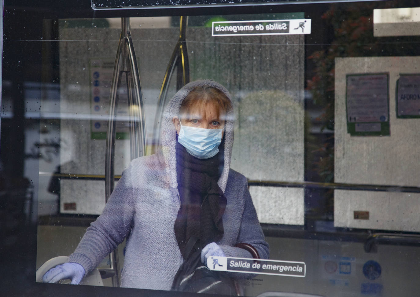 Fotos: La Policía de Valladolid reparte mascarillas en la estación y en las paradas de autobús