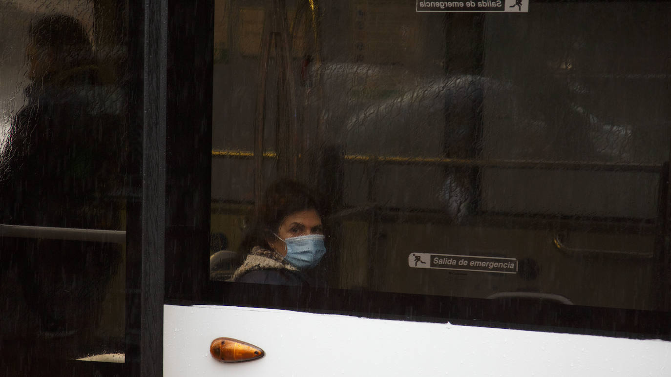Fotos: La Policía de Valladolid reparte mascarillas en la estación y en las paradas de autobús