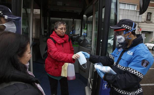 La Policía empieza a repartir mascarillas en la estación y en las paradas de autobús de Valladolid