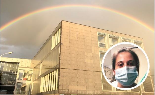 Un arcoíris cubre el edificio en el que los pacientes con coronavirus reciben las primeras atenciones y Laura Molino, autora de la fotografía. 