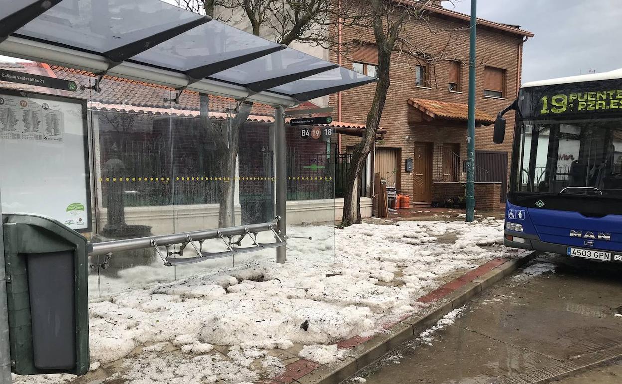 Granizo acumulado esta tarde en el barrio de Puente Duero.