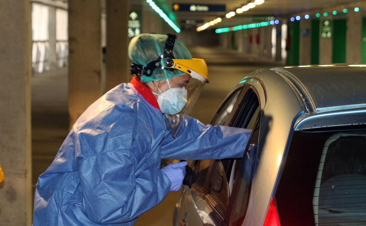 Toma de muestras en el 'parking' del complejo hospitalario.