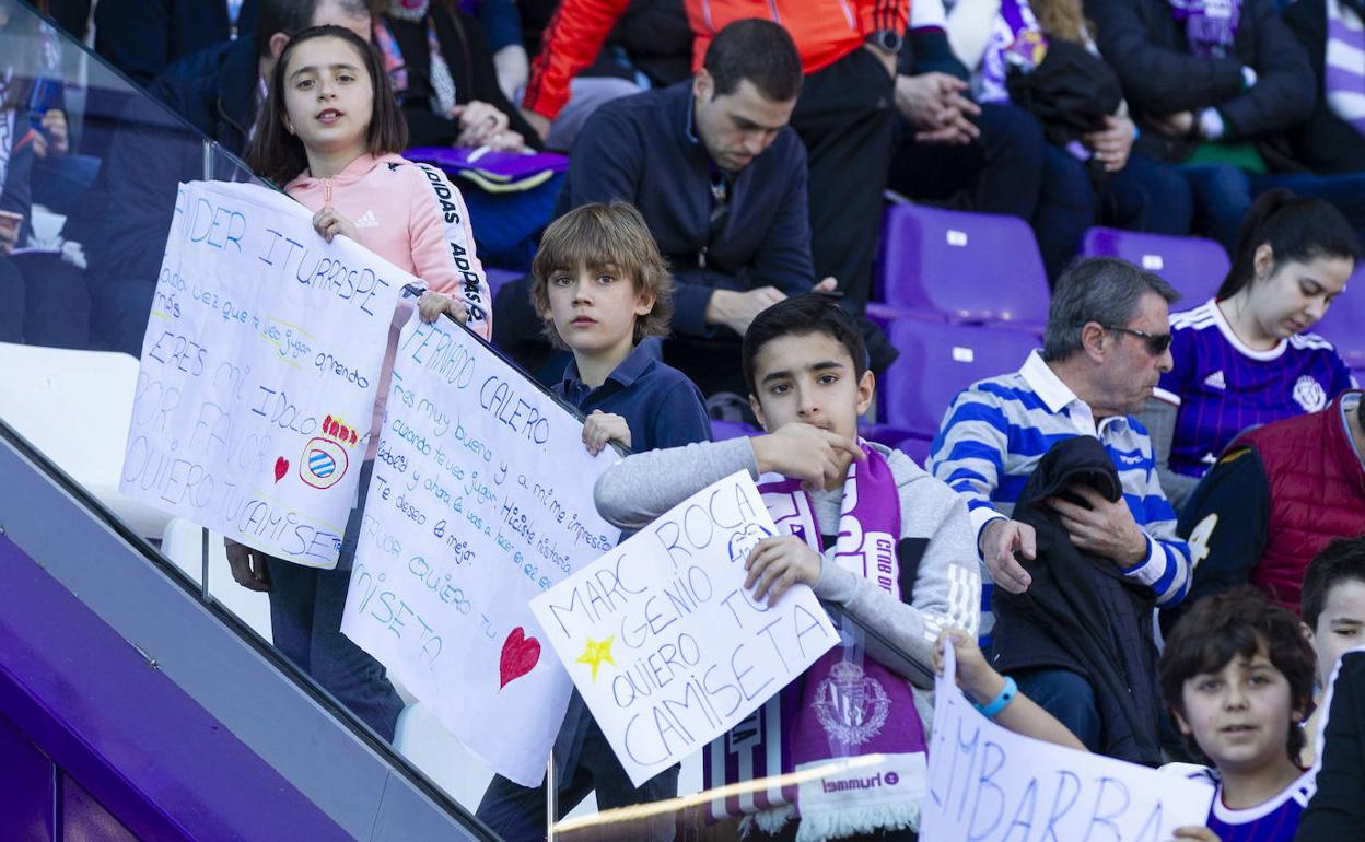 Un grupo de niños esperan en el túnel el paso de los jugadores. 