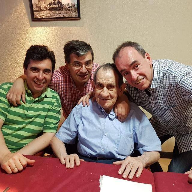 Valentín, acompañado por sus hijos Valentín, José Luis y Miguel. 