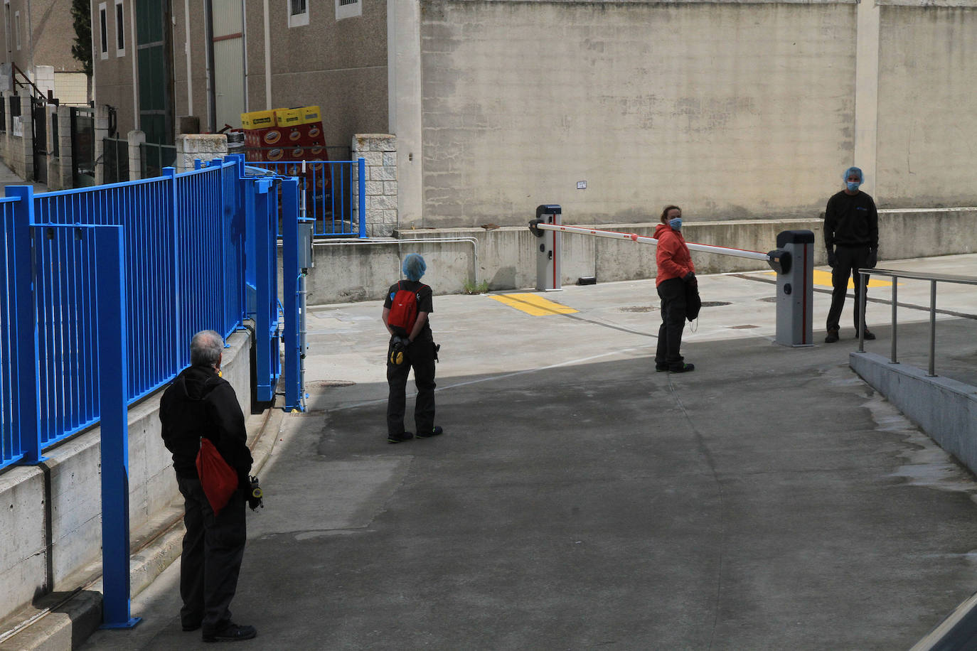 Medición de temperatura a una trabajadora en la empresa Drylock. 