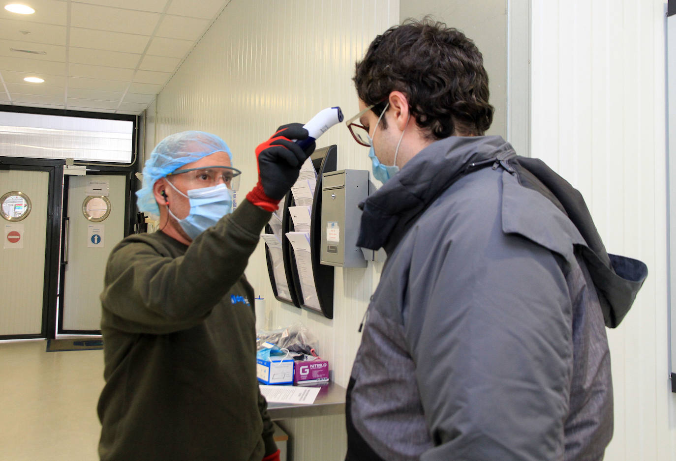 Medición de temperatura a una trabajadora en la empresa Drylock. 