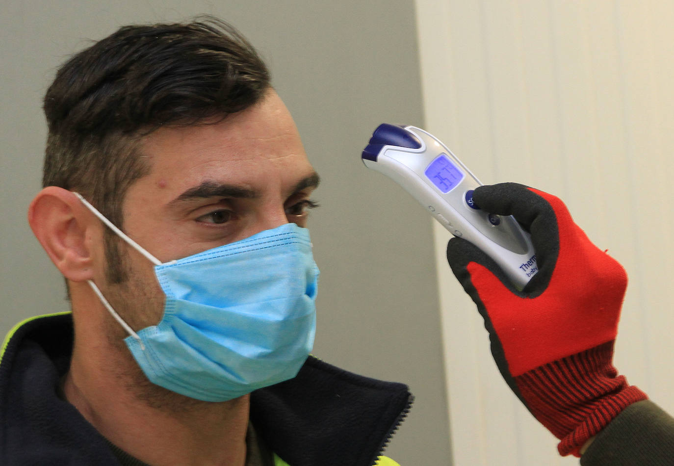 Medición de temperatura a una trabajadora en la empresa Drylock. 