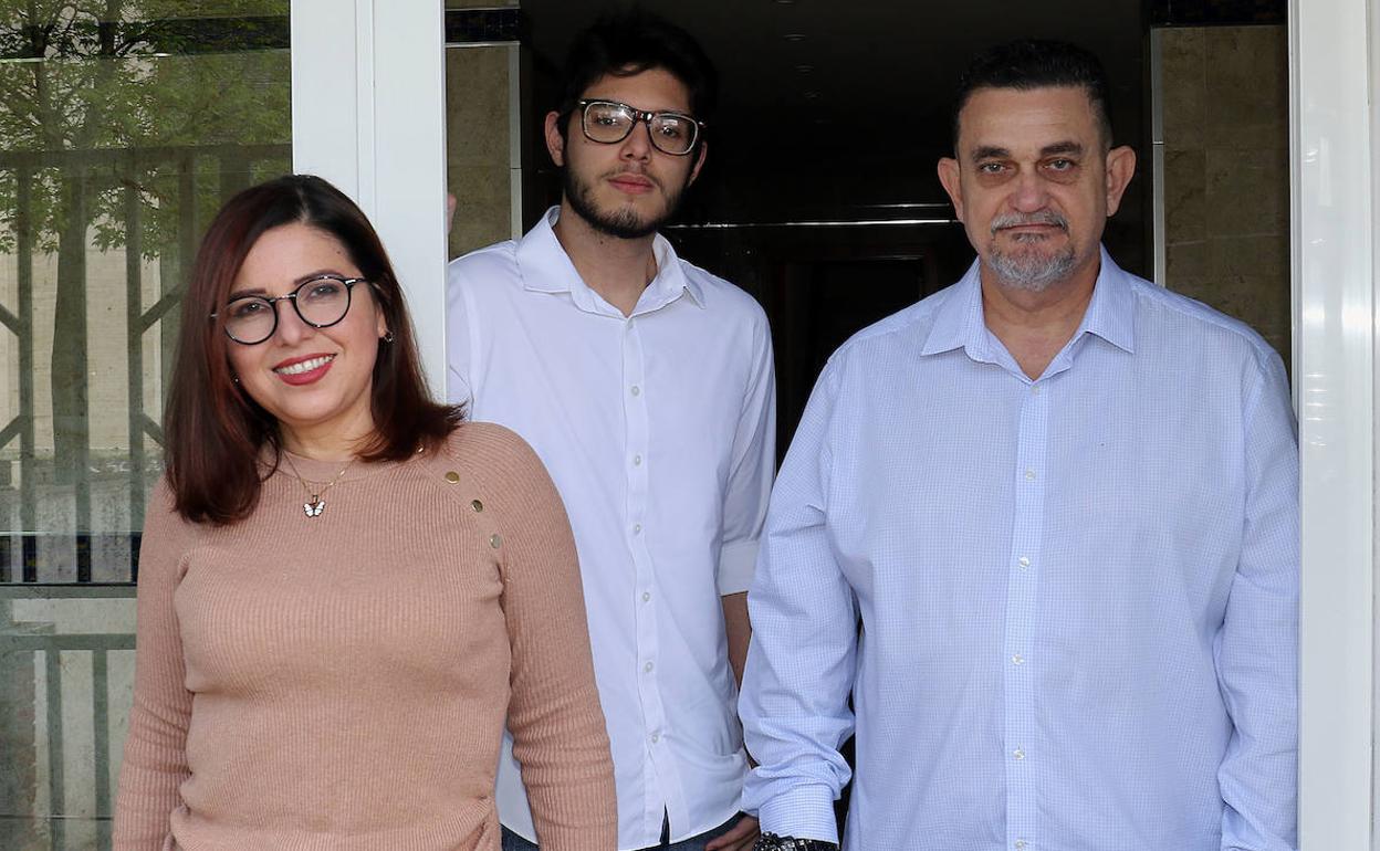 Rosiris, junto con su hijo Luis Enrique y su marido Julio. 