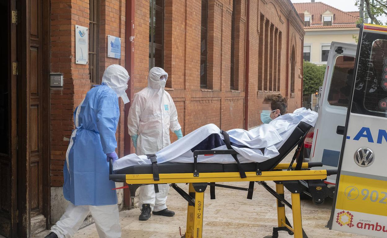 Traslado de una residente de El Carmen al hospital Clínico de Valladolid. 