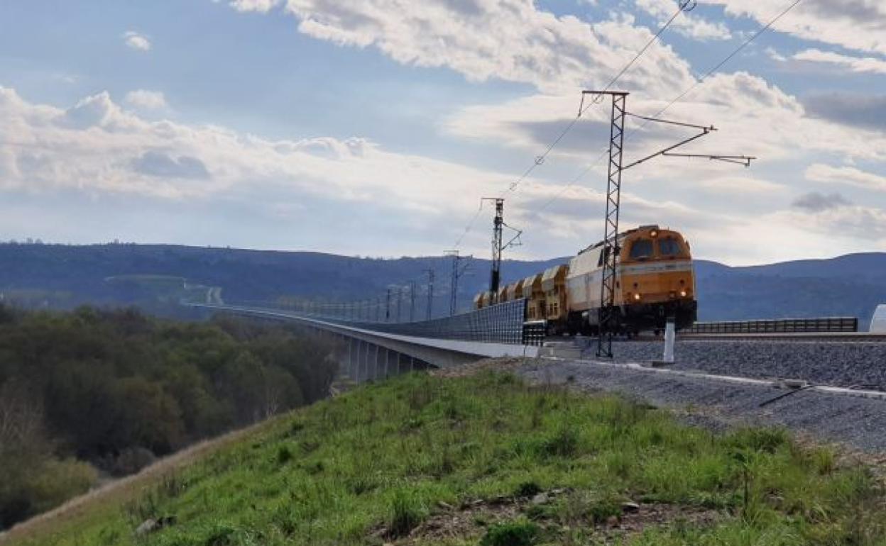 Prueba de carga en el viaducto de Requejo, en la provincia de Zamora. 