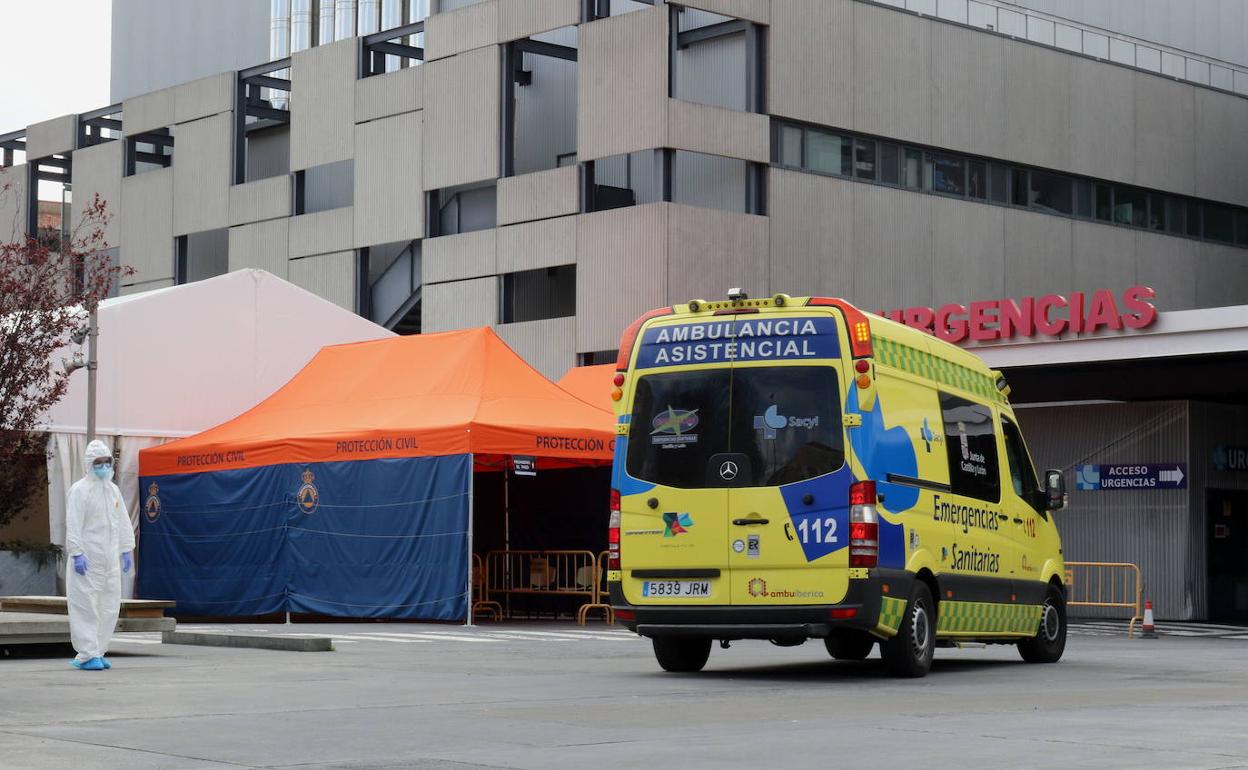 Un enfermero espera la entrada de una ambulancia en el hospital de campaña en el Clínico Universitario de Valladolid.