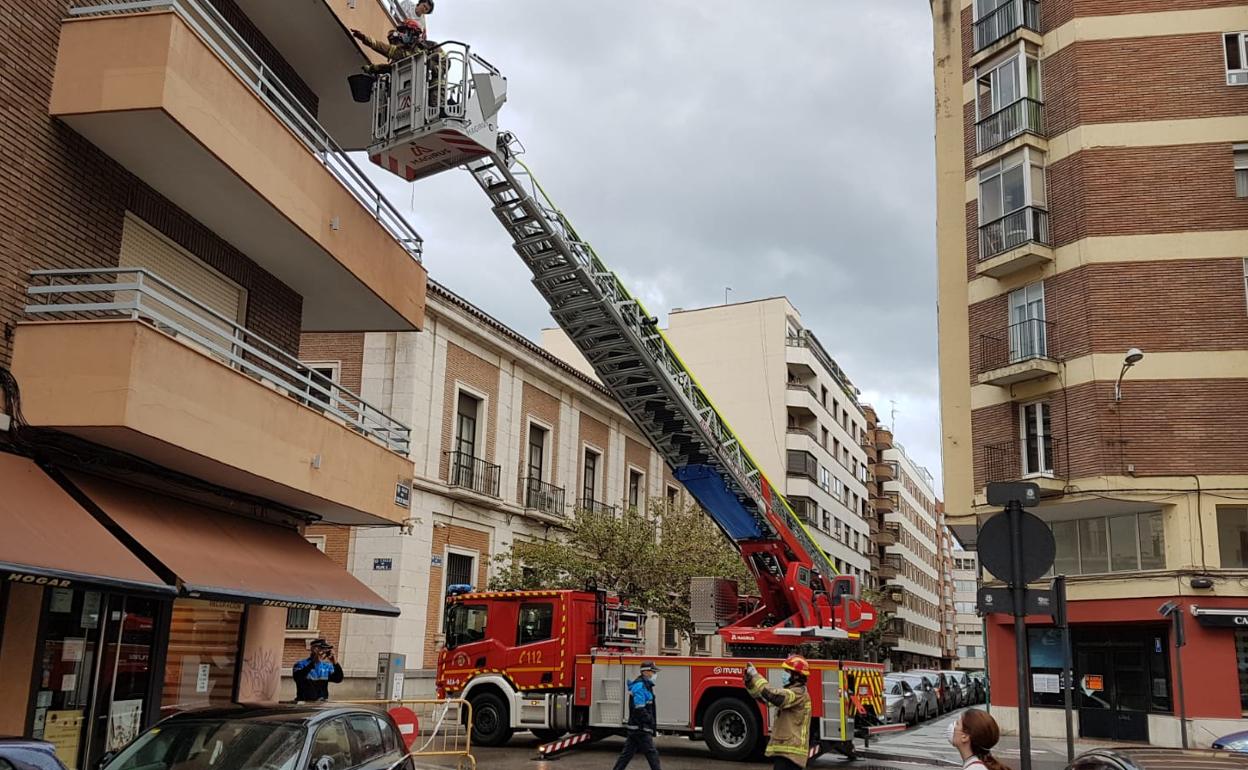 Los bomberos intervienen en la calle del Conde de Ribadeo por caída de cascotes. 