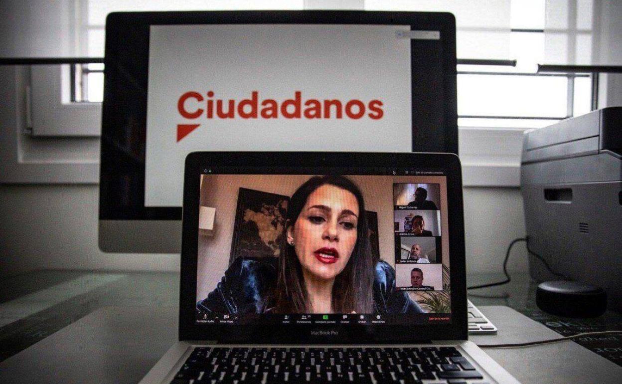 Arrimadas, en una pantalla de tablet, presidiendo telemáticamente el comité ejecutivo de Ciudadanos.