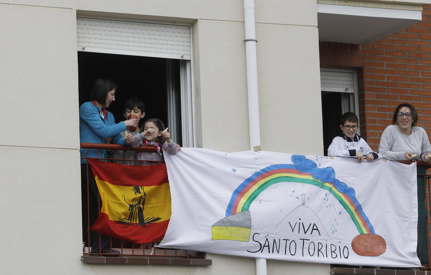 Vecinos del Cristo con sus balcones decorados por Santo Toribio.