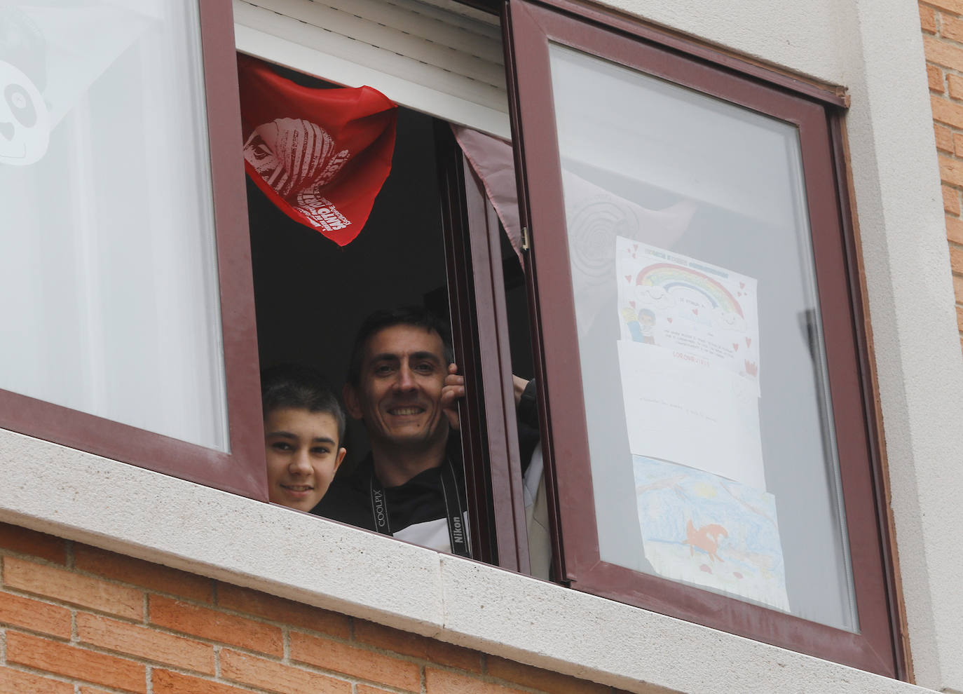 Vecinos del Cristo con sus balcones decorados por Santo Toribio.