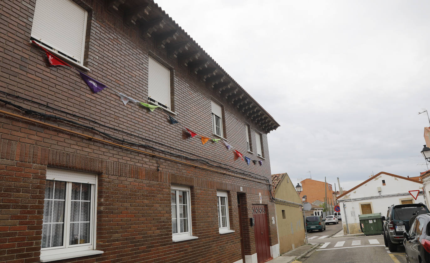 Vecinos del Cristo con sus balcones decorados por Santo Toribio.