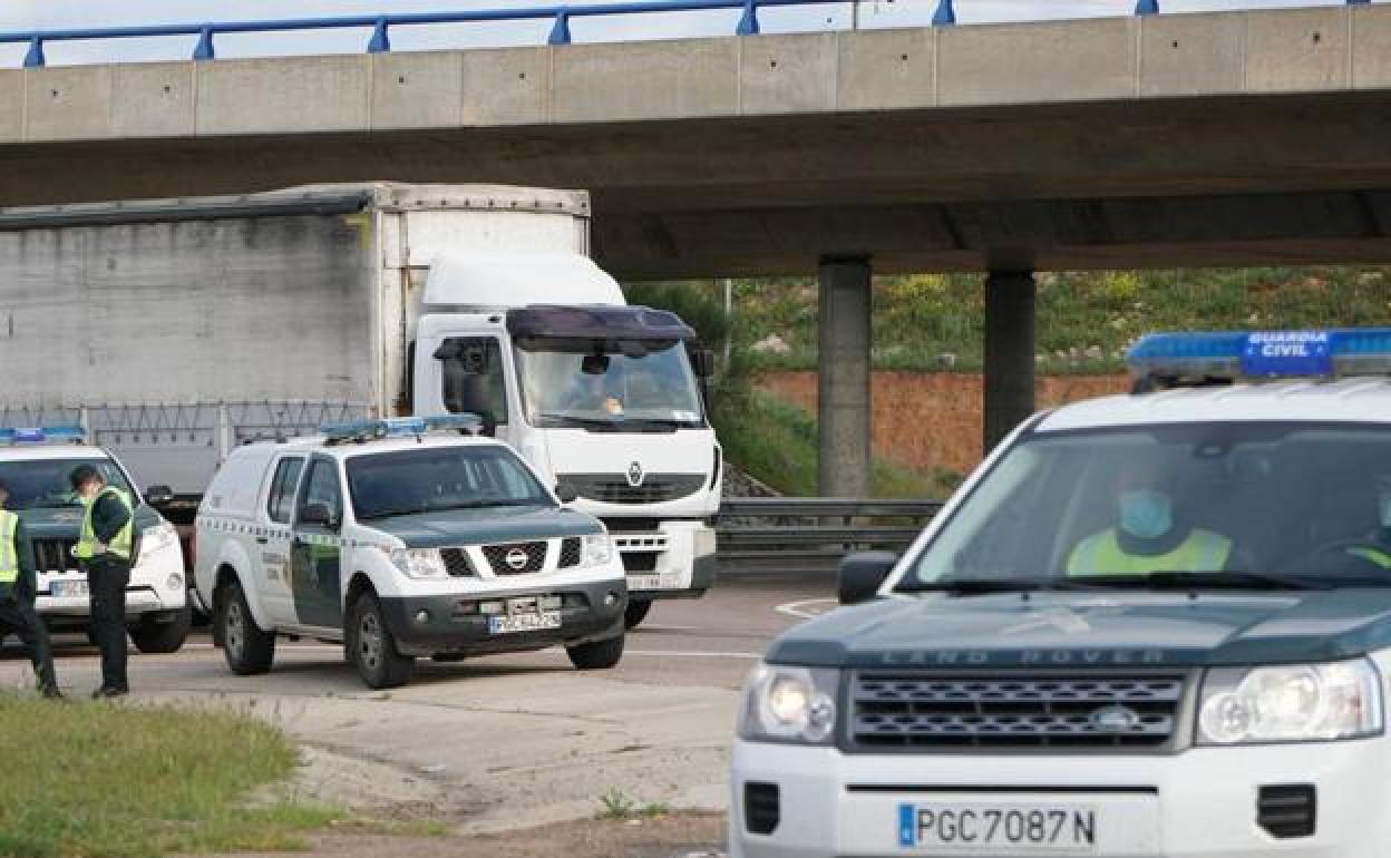 Agentes de la Guardia Civil durante un control en Salamanca.