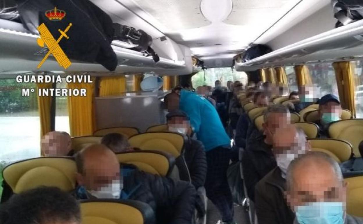 Viajeros en el autobús procedente de Portugal que fue interceptado en la provincia de Zamora. 