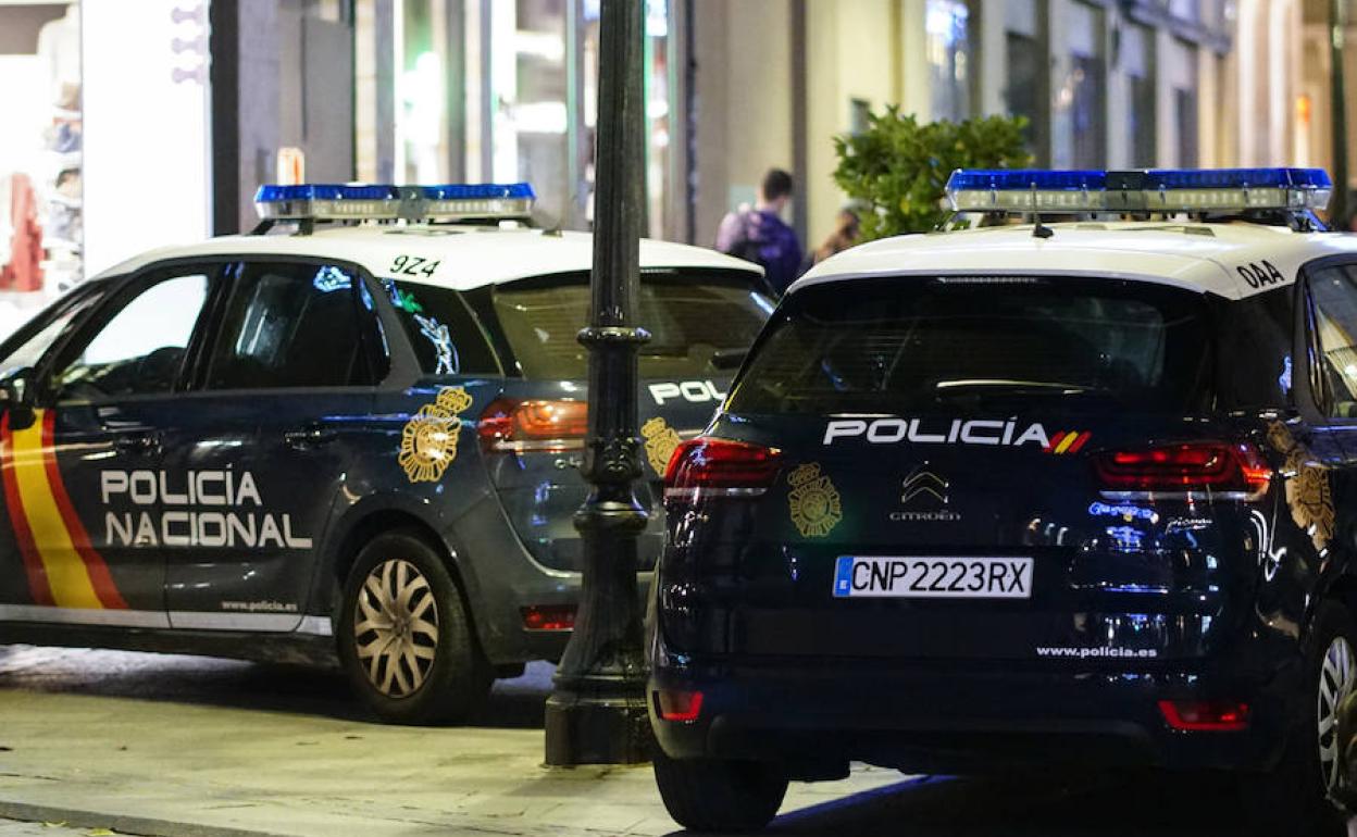 Vehículos policiales en el centro de la ciudad.