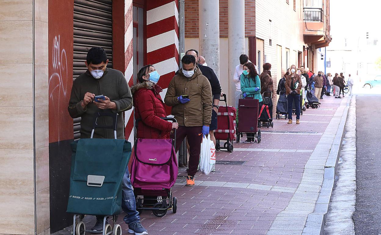 Colas para hacer la compra en un súper de San Isidro, en Valladolid. Gente dando ejemplo.