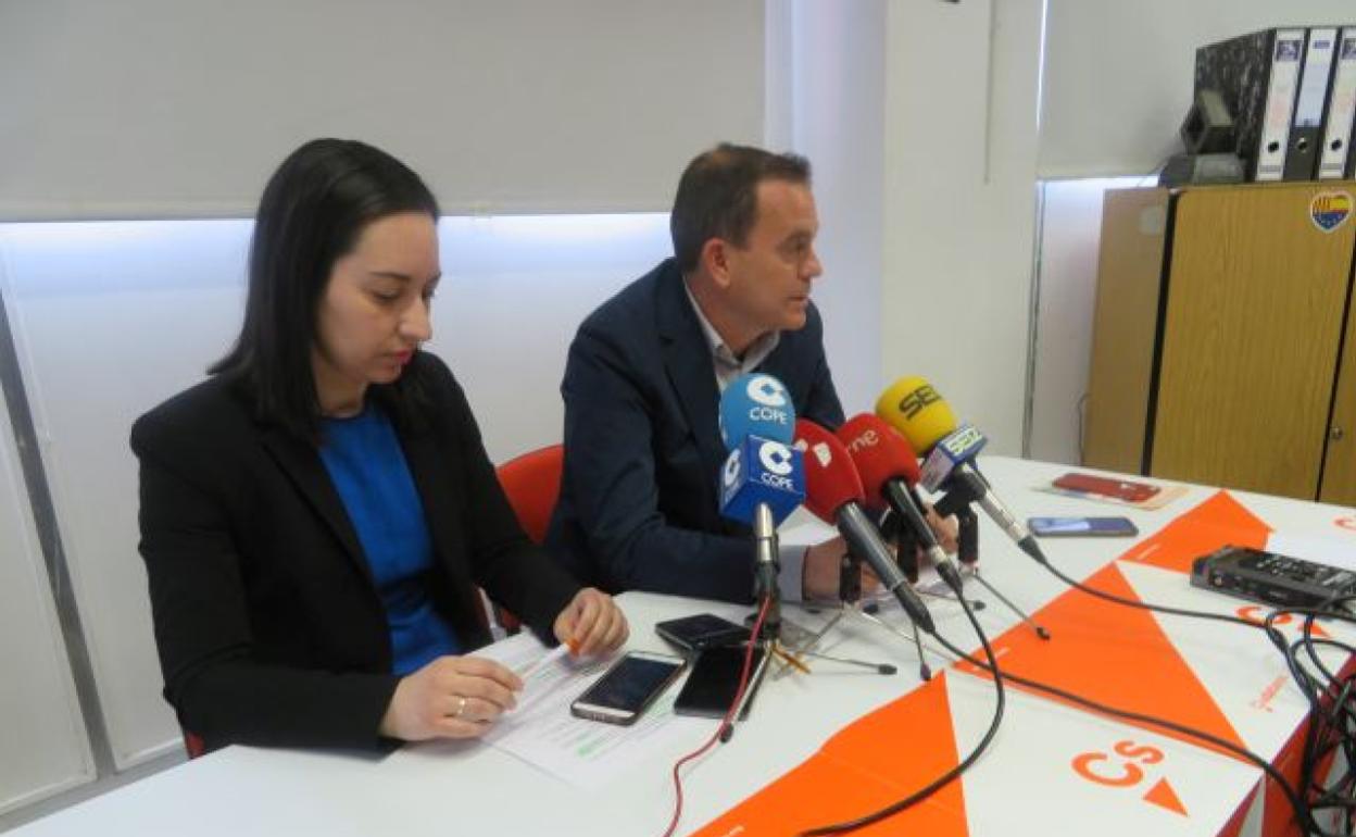 Los concejales del Grupo Municipal de Ciudadanos en el Ayuntamiento de Zamora, María Cruz Lucas y Francisco José Requejo. 