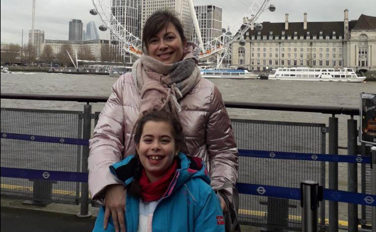 Lucía Muñoz con su madre, María de la Calle, durante su viaje a Londres.