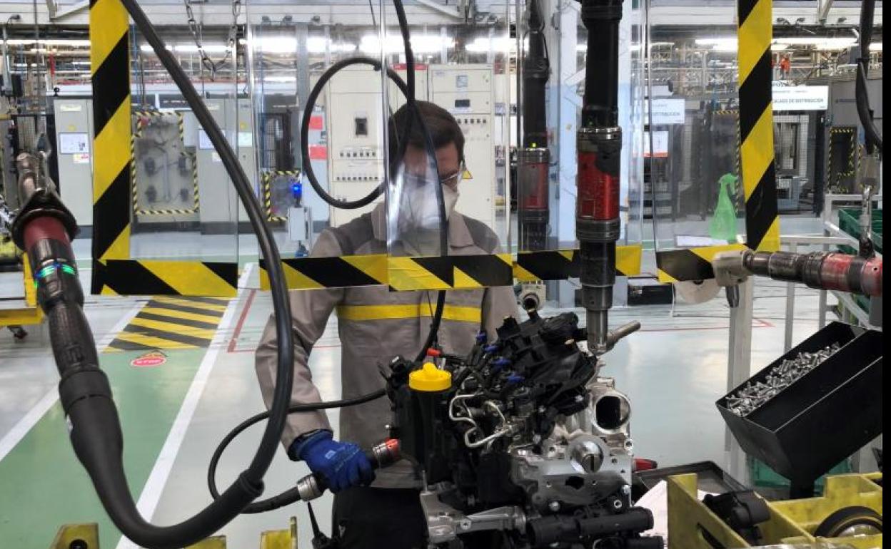 Un trabajador de la planta de Motores, en su puesto de trabajo en la jornada del viernes.