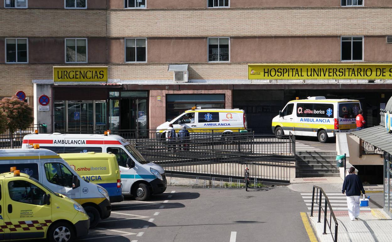 Varias ambulancias esperan en el Clínico de Salamanca.