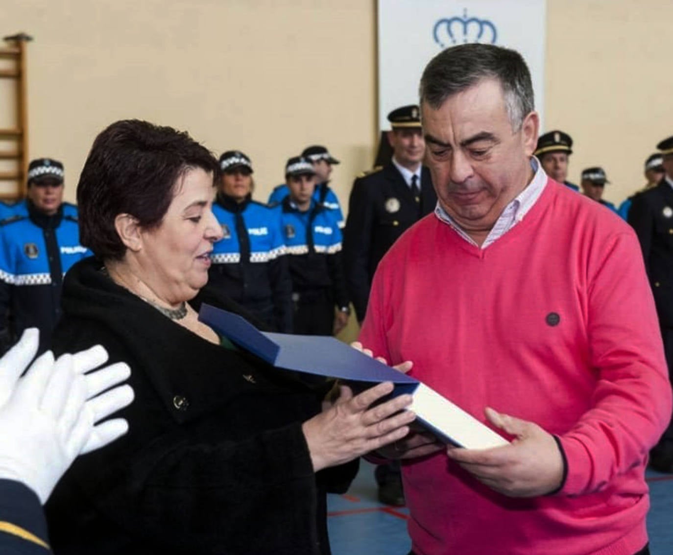 El coche fúnebre, escoltado por vehículos de la Policía Local de Segovia.