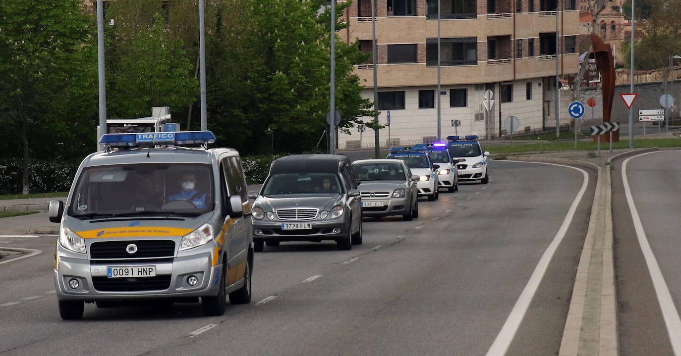 El coche fúnebre, escoltado por vehículos de la Policía Local de Segovia.
