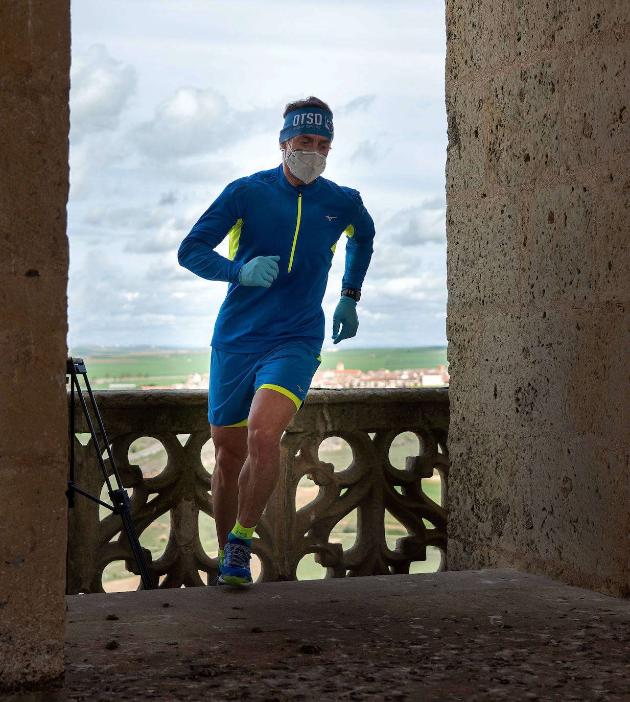Luis Alonso, durante su reto en la Catedral de Segovia.