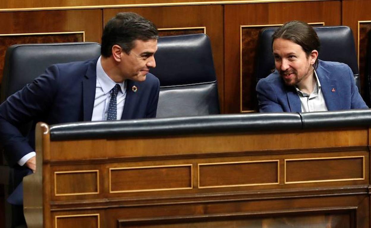 Pedro Sánchez y Pablo Iglesias, en el banco azul del Congreso.