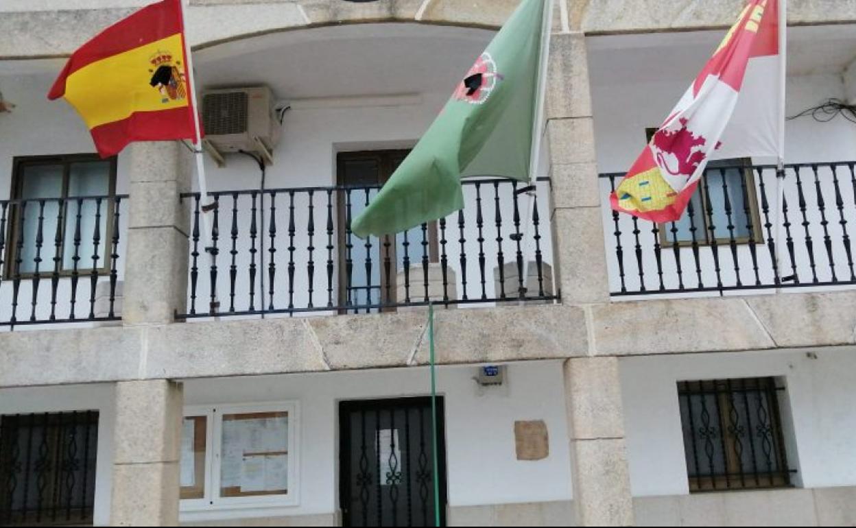 Banderas a media hasta y con crespón negro en el Ayuntamiento de Espeja.