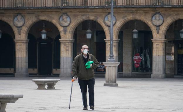 Un hombre mayor cruza la plaza de Salamanca.