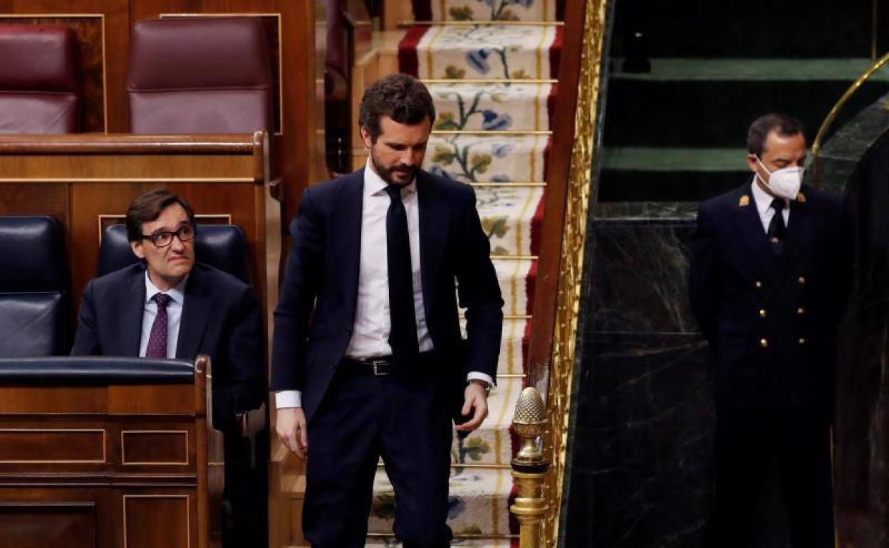 Pablo Casado pasa en el Congreso junto al ministro Salvador Illa.