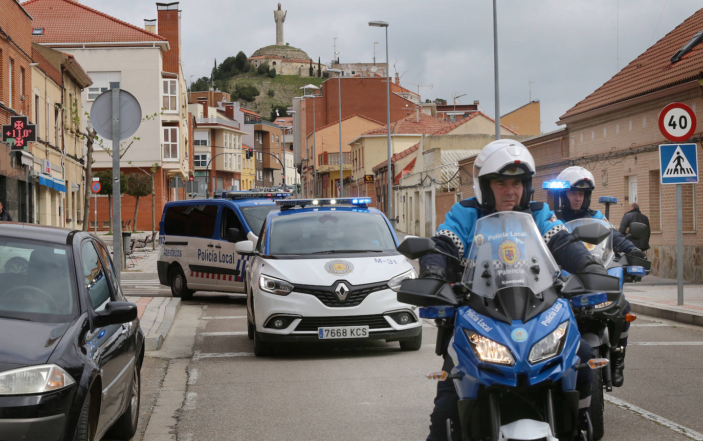 Los vecinos del Cristo vivieron la fiesta en sus balcones tras el desfile de la Policía Local. 