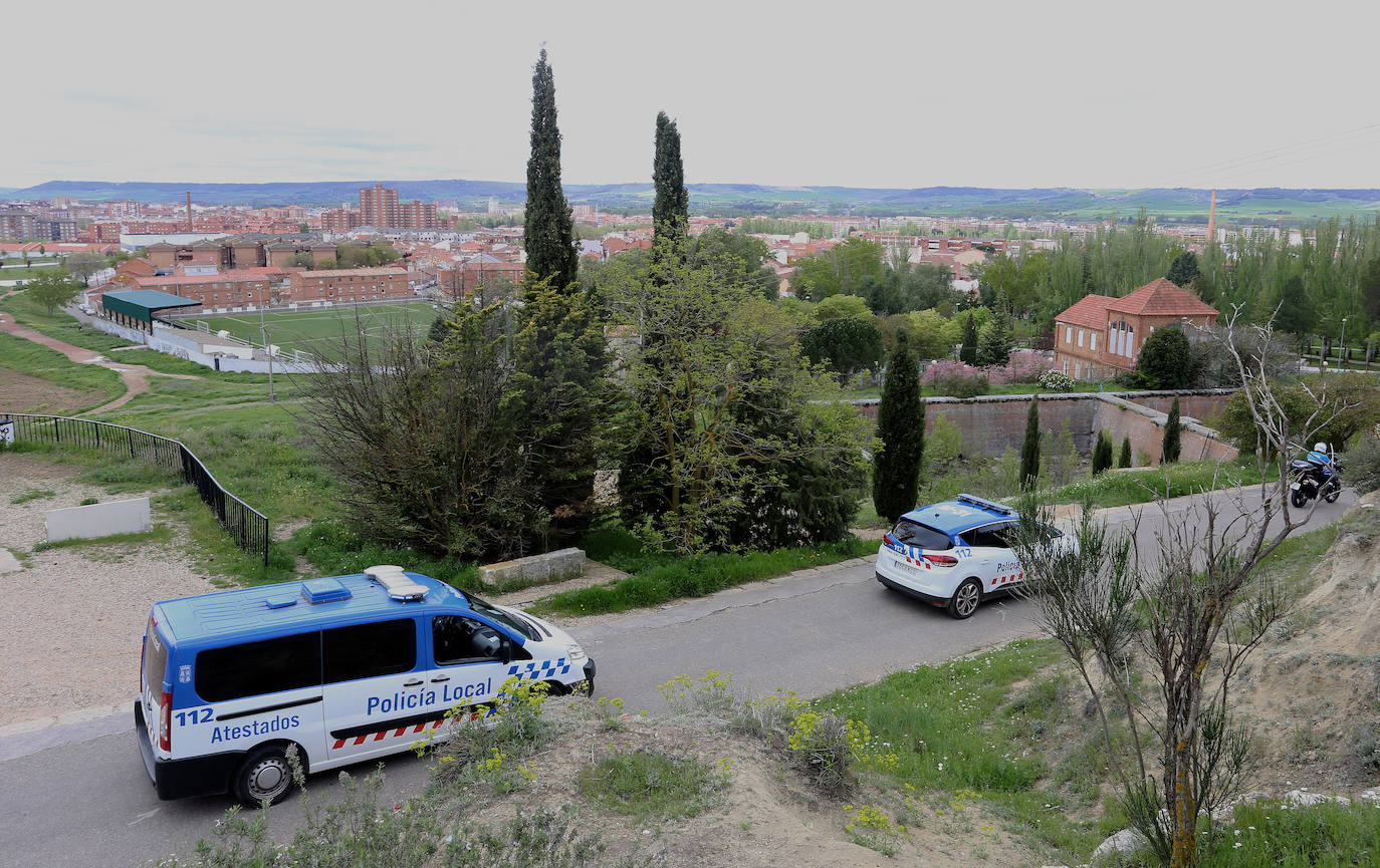 Los vecinos del Cristo vivieron la fiesta en sus balcones tras el desfile de la Policía Local. 