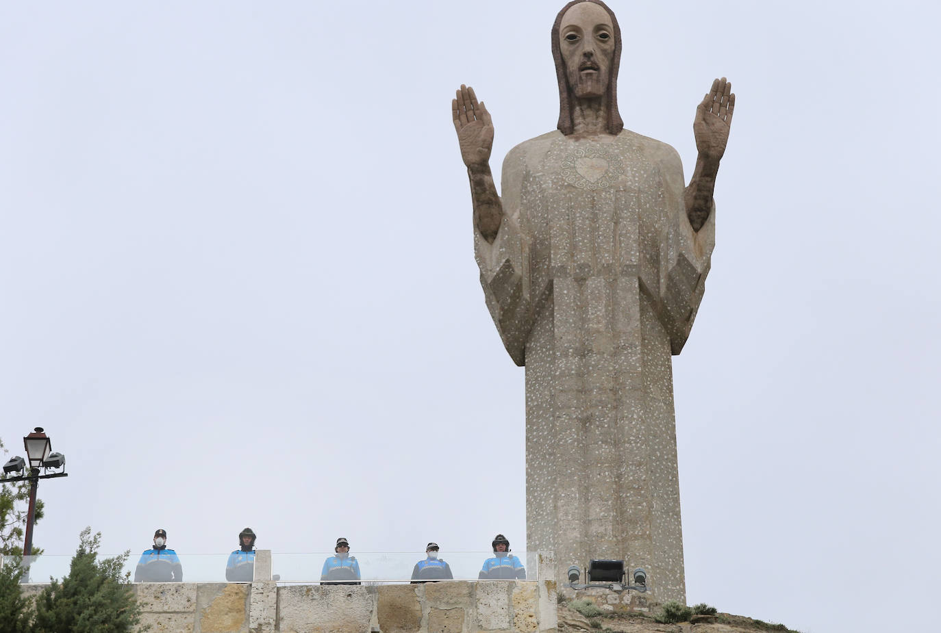 Los vecinos del Cristo vivieron la fiesta en sus balcones tras el desfile de la Policía Local. 