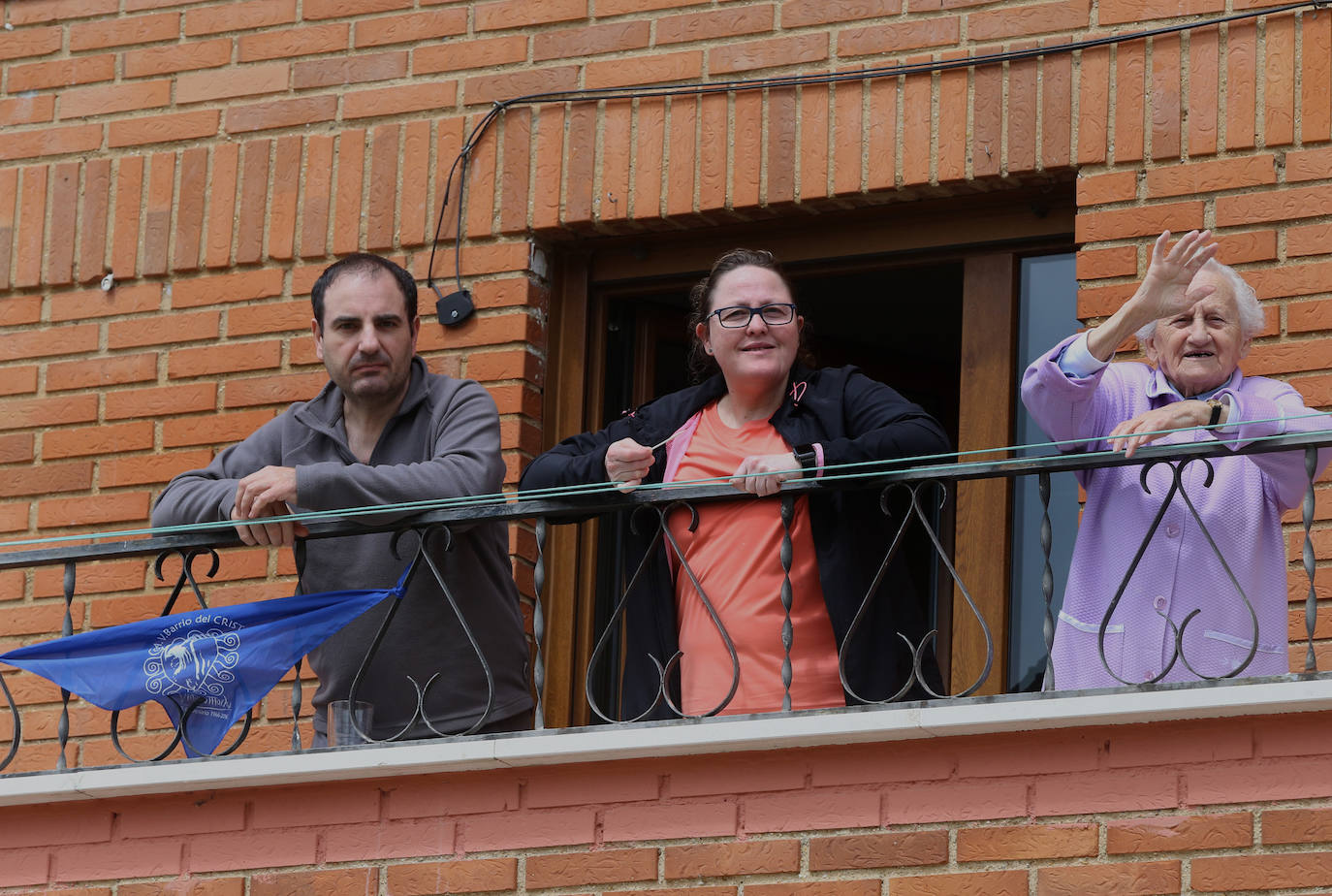 Los vecinos del Cristo vivieron la fiesta en sus balcones tras el desfile de la Policía Local. 