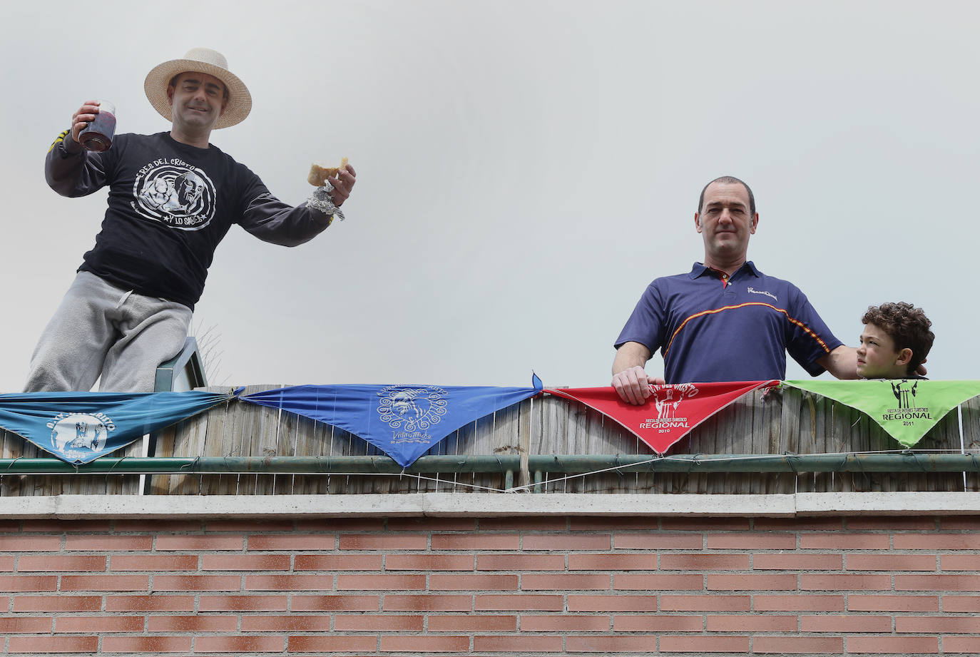 Los vecinos del Cristo vivieron la fiesta en sus balcones tras el desfile de la Policía Local. 