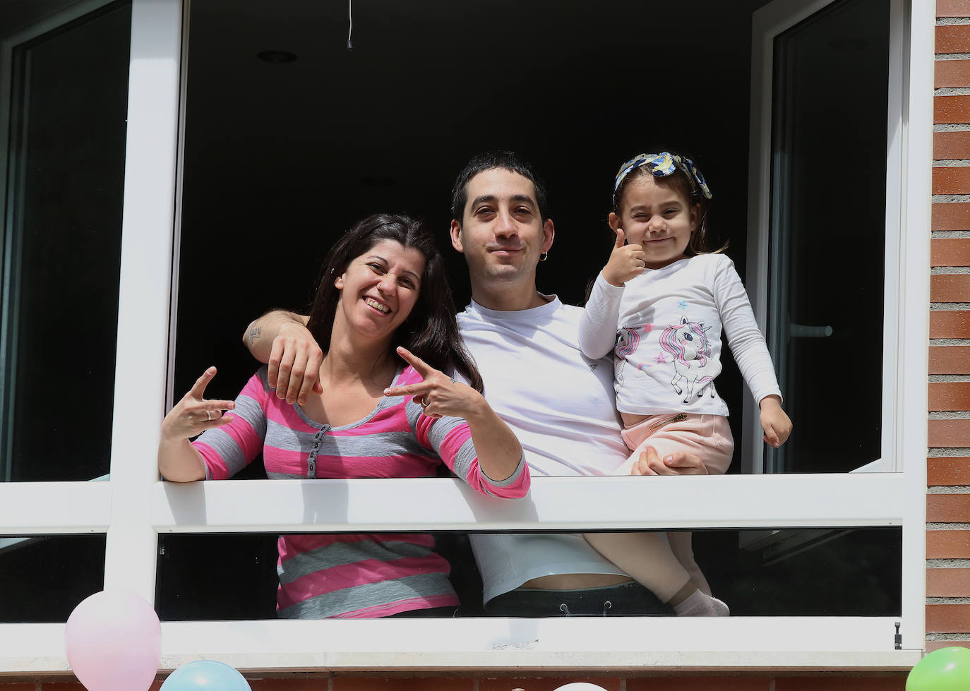 Los vecinos del Cristo vivieron la fiesta en sus balcones tras el desfile de la Policía Local. 