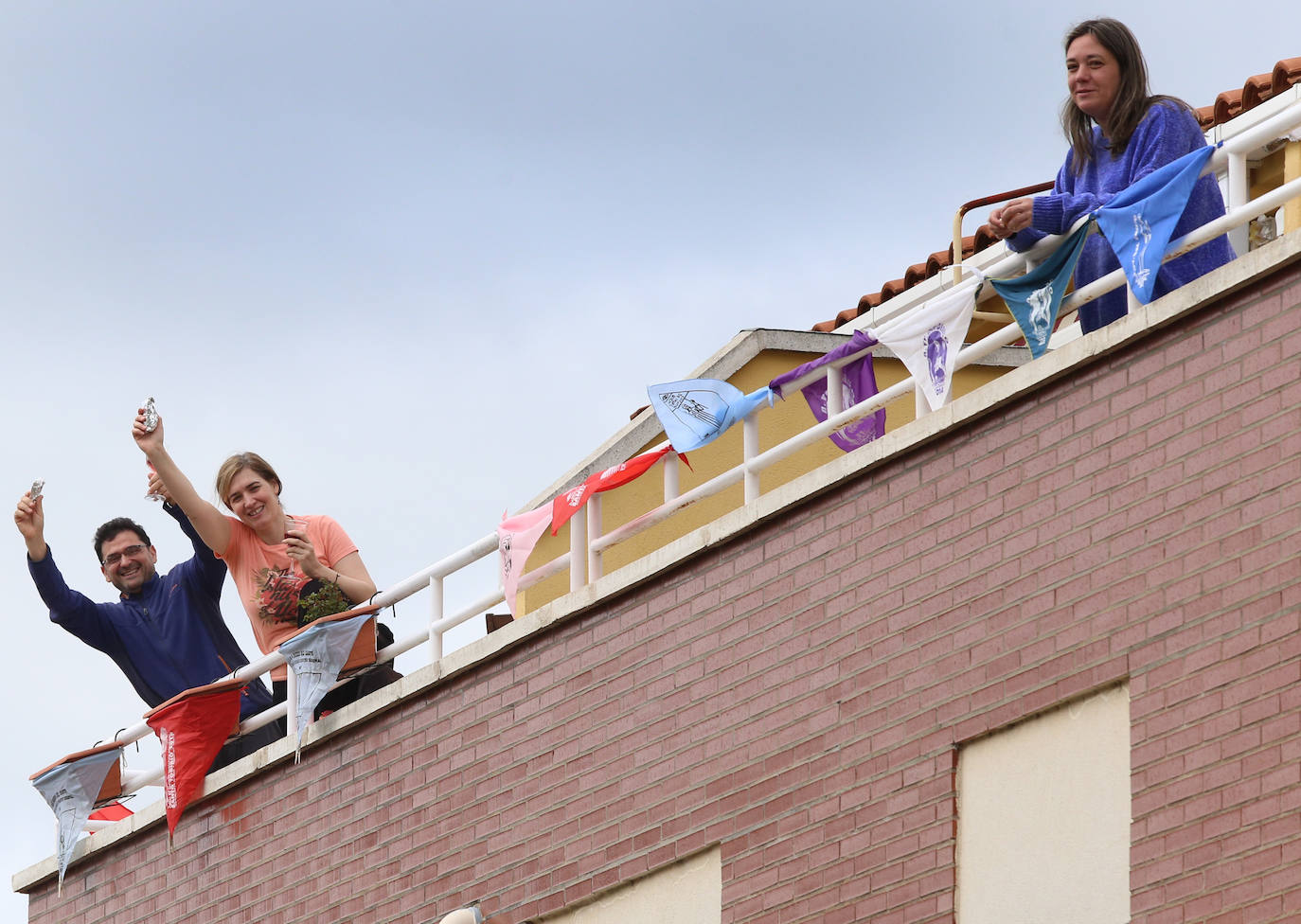 Los vecinos del Cristo vivieron la fiesta en sus balcones tras el desfile de la Policía Local. 