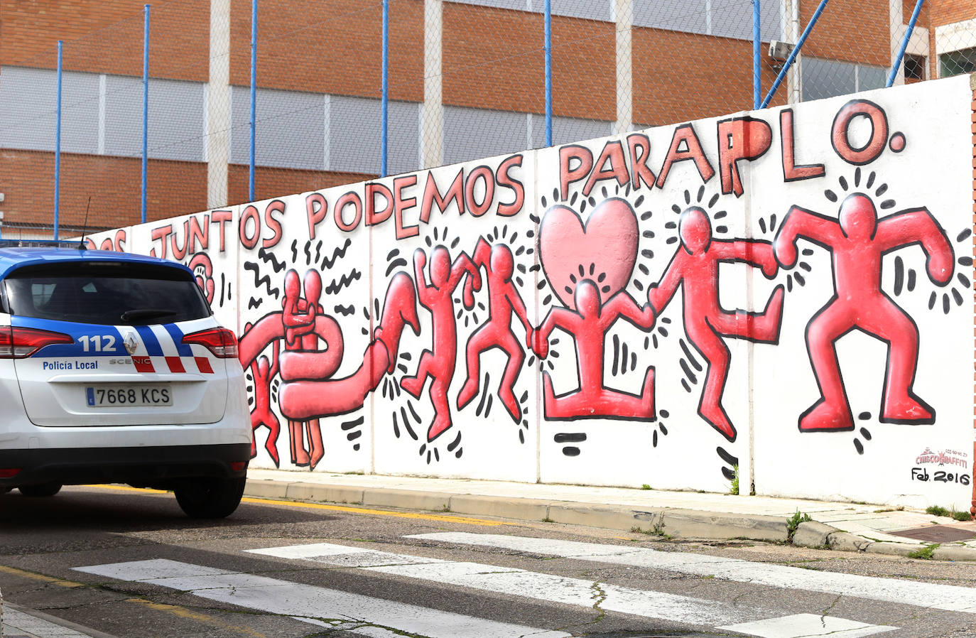 Los vecinos del Cristo vivieron la fiesta en sus balcones tras el desfile de la Policía Local. 