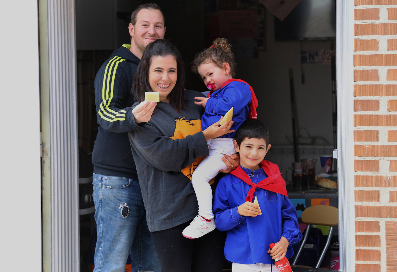 Los vecinos del Cristo vivieron la fiesta en sus balcones tras el desfile de la Policía Local. 