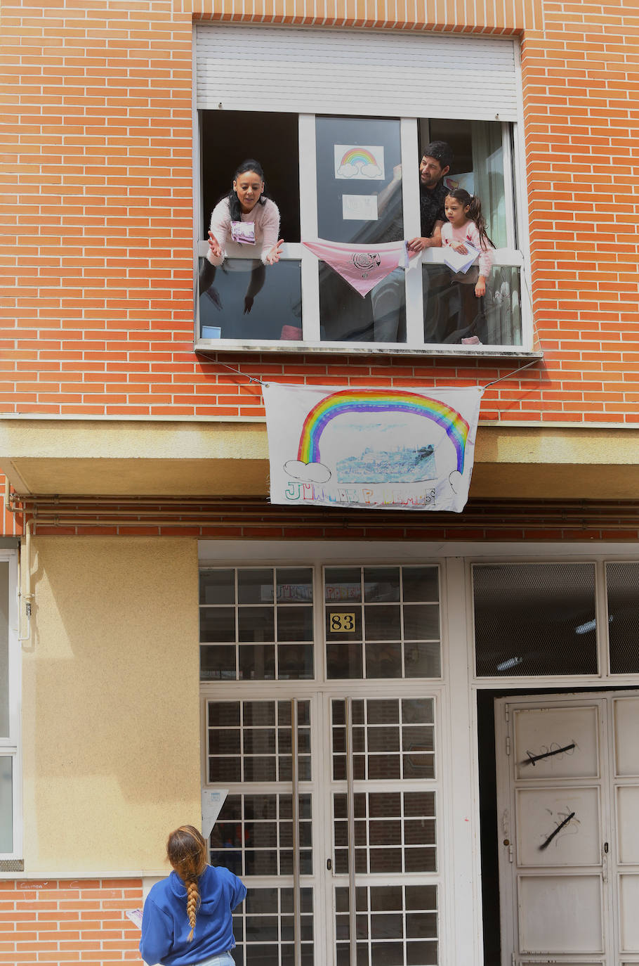 Los vecinos del Cristo vivieron la fiesta en sus balcones tras el desfile de la Policía Local. 