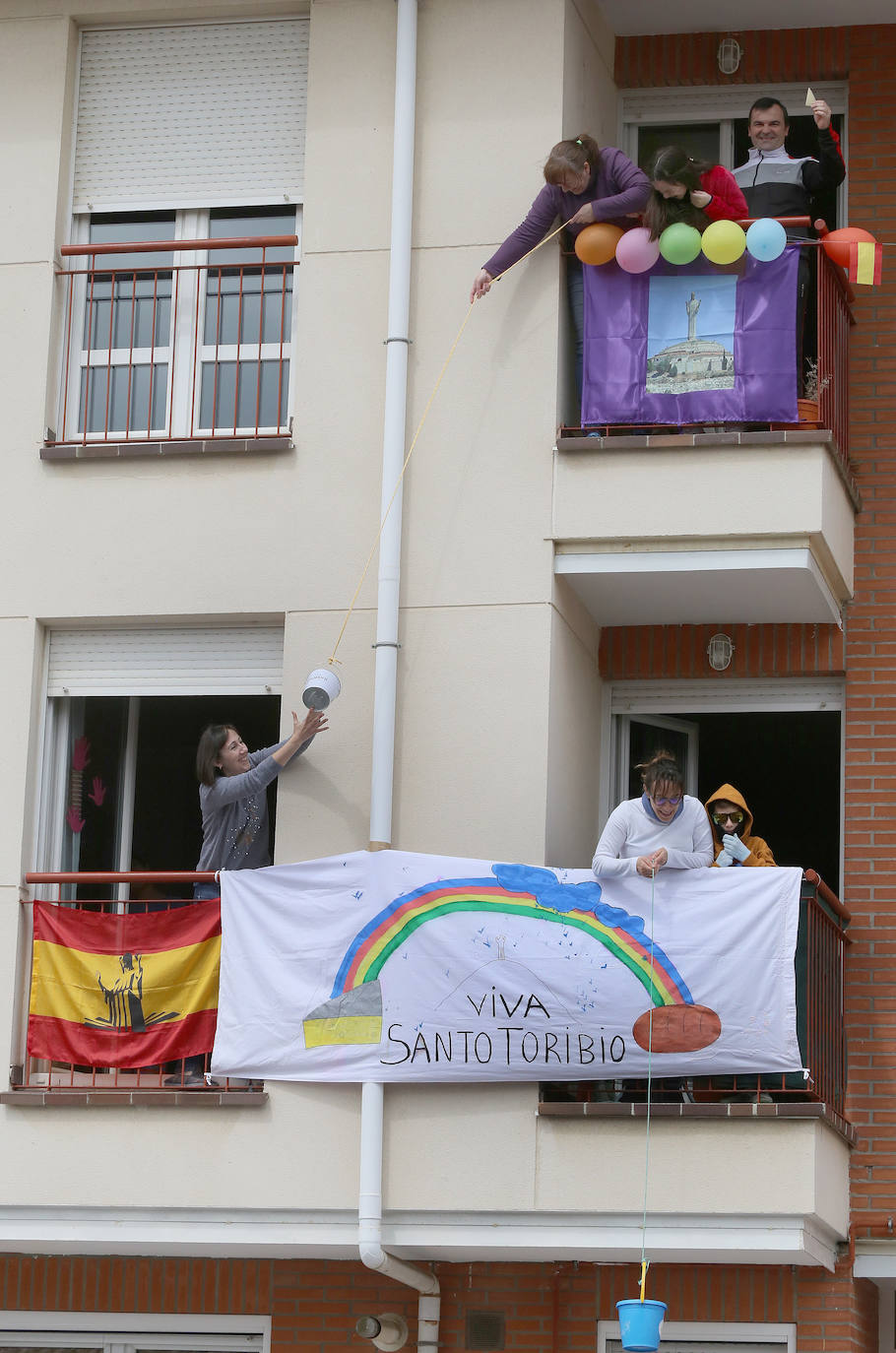 Los vecinos del Cristo vivieron la fiesta en sus balcones tras el desfile de la Policía Local. 