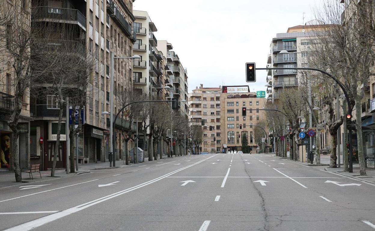 La avenida deMirat, totalmente vacía de personas y de circulación por el confinamiento