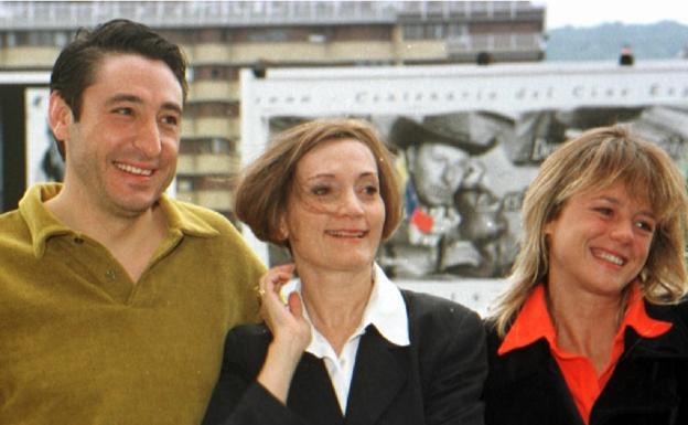 Imagen principal - Pilar Miró entre Carmelo Gómez y Emma Suárez en la presentación de 'Tu nombre envenena mis sueños', en el Festival de San Sebastián de 1996. Junto a Mercedes Sampietro en el rodaje de 'Werther' (1986) y en una fotografía de juventud.