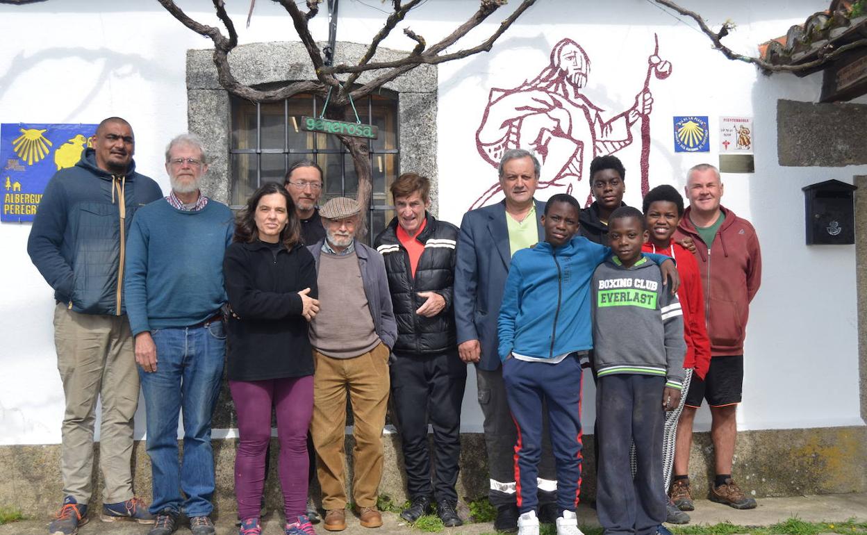 Peregrinos, chavales del colegio de Armenteros y responsables del albergue parroquial. 