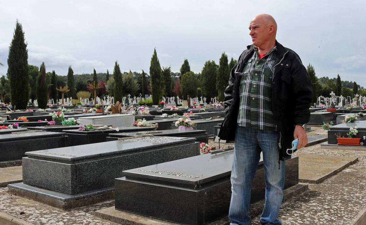 Saturnino Pérez en el cementerio San José de Burgos. 